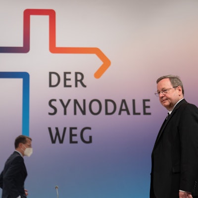 Georg Bätzing, Bischof von Limburg und Präsident des Synodalen Weges sowie Vorsitzender der Deutschen Bischofskonferenz, geht während eines Pressestatements zu Beginn der Dritten Synodalversammlung der deutschen Katholiken über die Bühne. Vom 9. bis 11. März 2023 findet die fünfte Synodalversammlung des Synodalen Weges der katholischen Kirche in Deutschland in Frankfurt am Main statt.