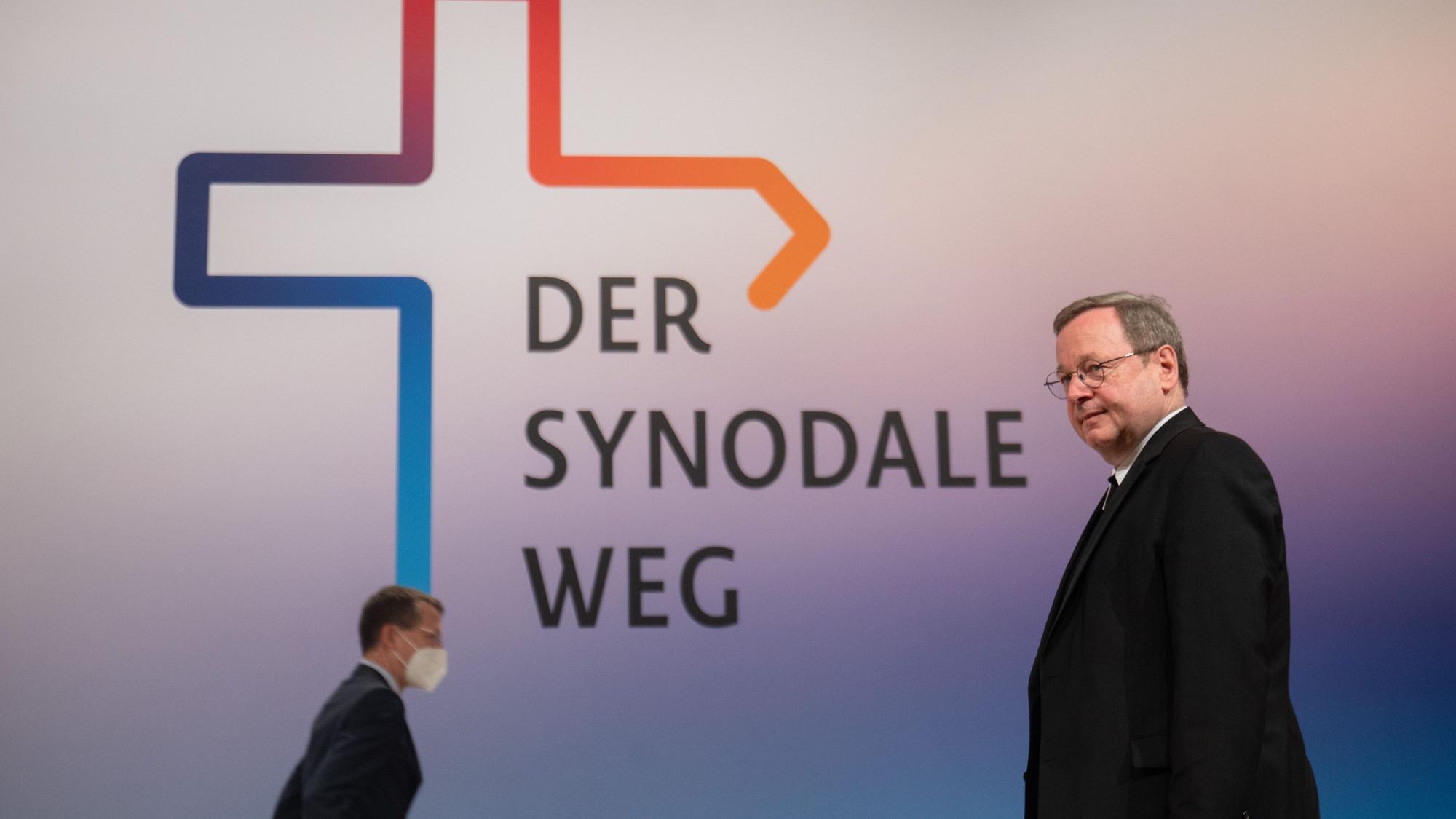 Georg Bätzing, Bischof von Limburg und Präsident des Synodalen Weges sowie Vorsitzender der Deutschen Bischofskonferenz, geht während eines Pressestatements zu Beginn der Dritten Synodalversammlung der deutschen Katholiken über die Bühne. Vom 9. bis 11. März 2023 findet die fünfte Synodalversammlung des Synodalen Weges der katholischen Kirche in Deutschland in Frankfurt am Main statt.