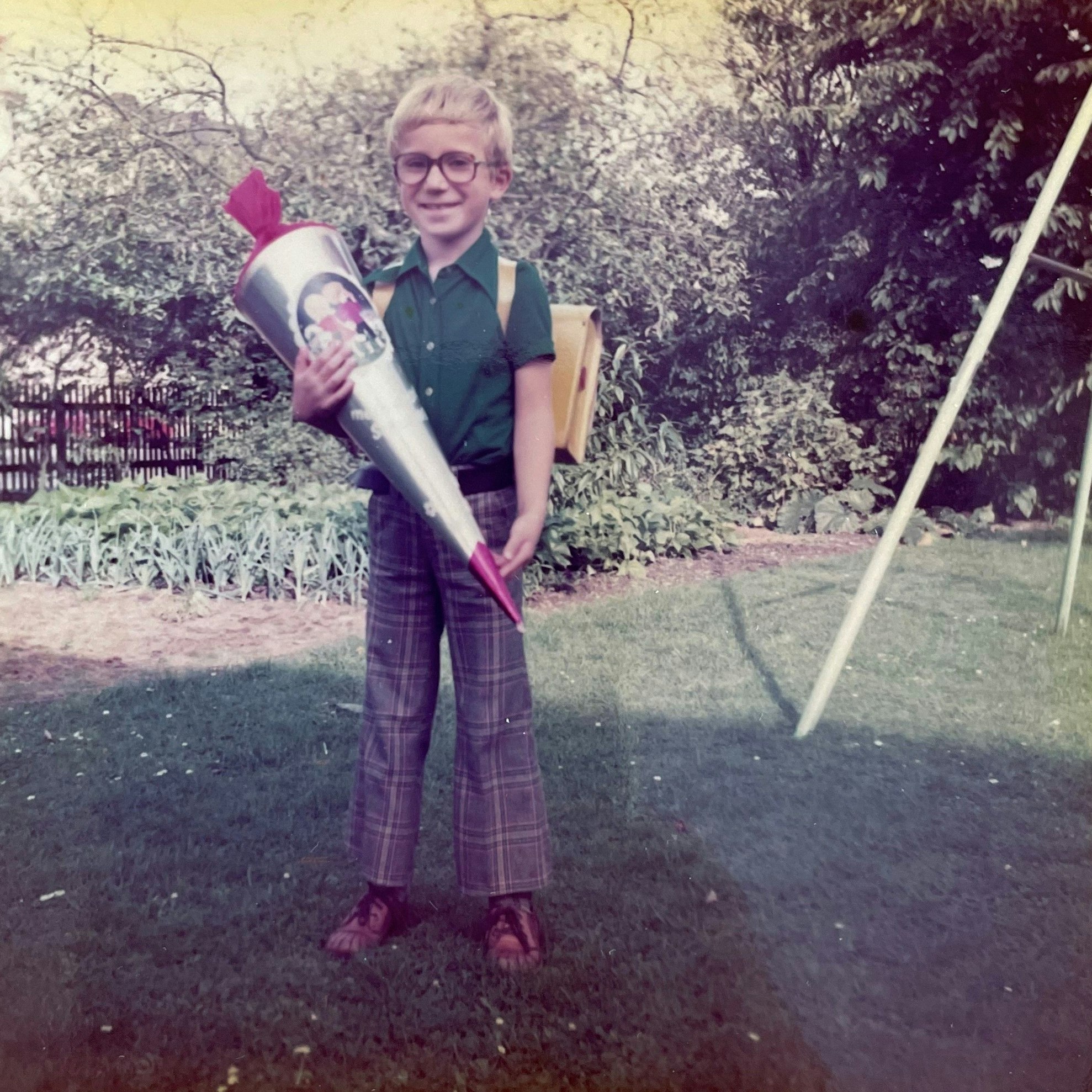 Norbert Stolz hält bei seiner Einschulung eine Schultüte in der Hand.