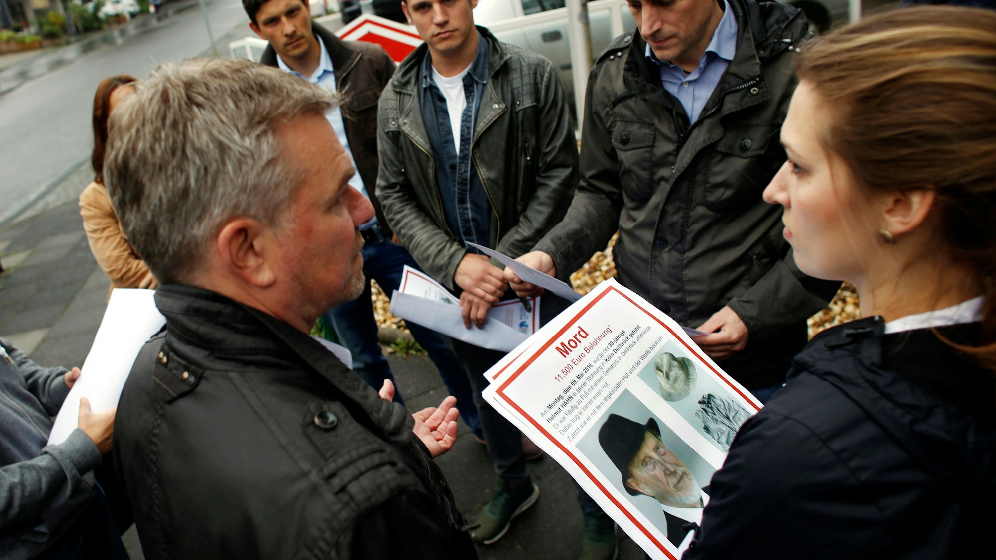 Nach dem Mord in Dellbrück an Helmut Hahn versucht die Kölner Polizei mit einer Plakataktion im Stadtteil mehr Hinweise zu bekommen.