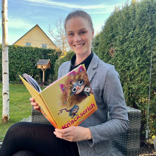 Die Schlebuscher Buchautorin Melanie Baumert hält ihr Buch in der Hand.