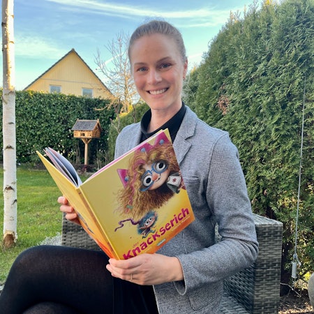 Die Schlebuscher Buchautorin Melanie Baumert hält ihr Buch in der Hand.