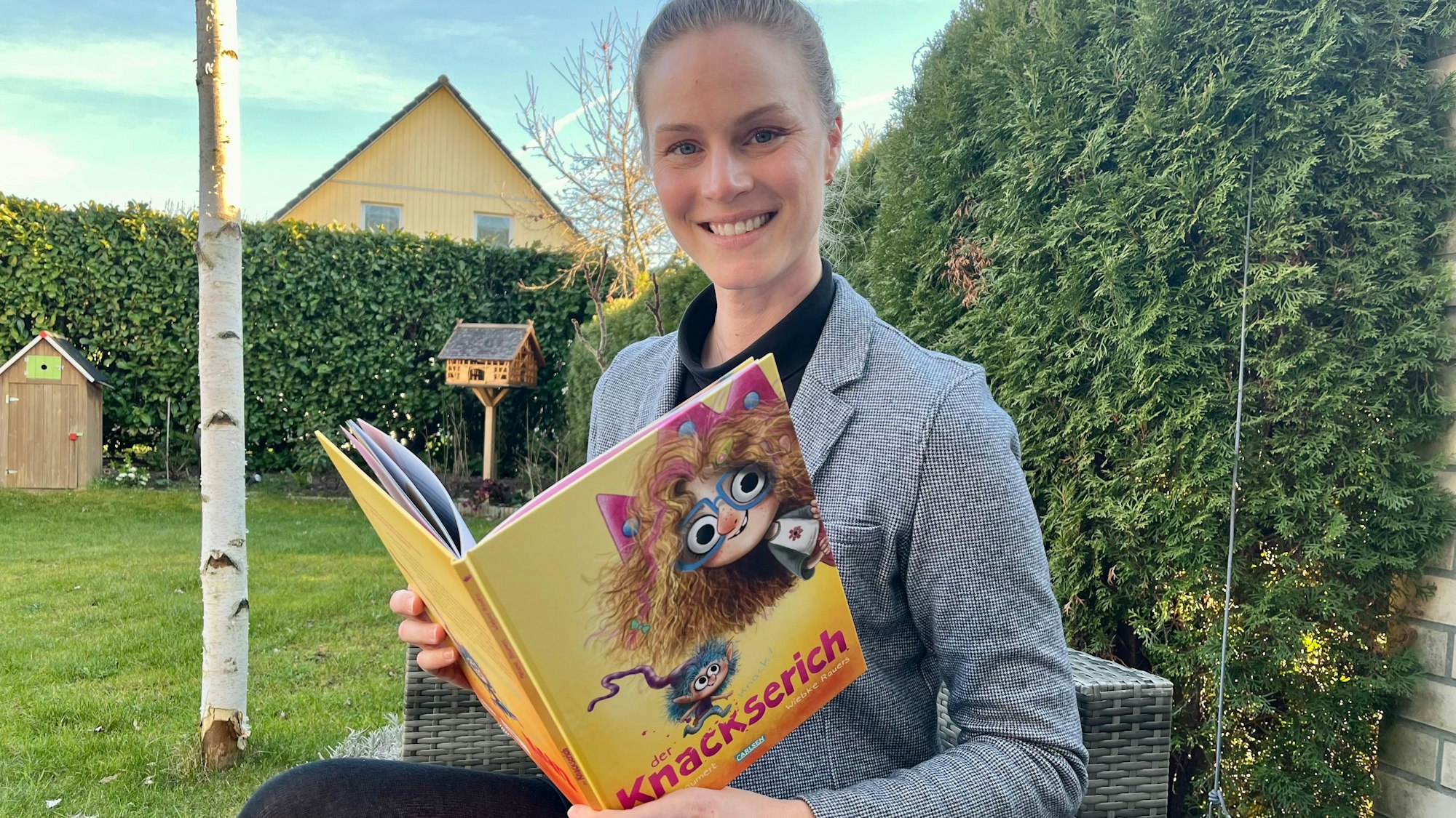 Die Schlebuscher Buchautorin Melanie Baumert hält ihr Buch in der Hand.