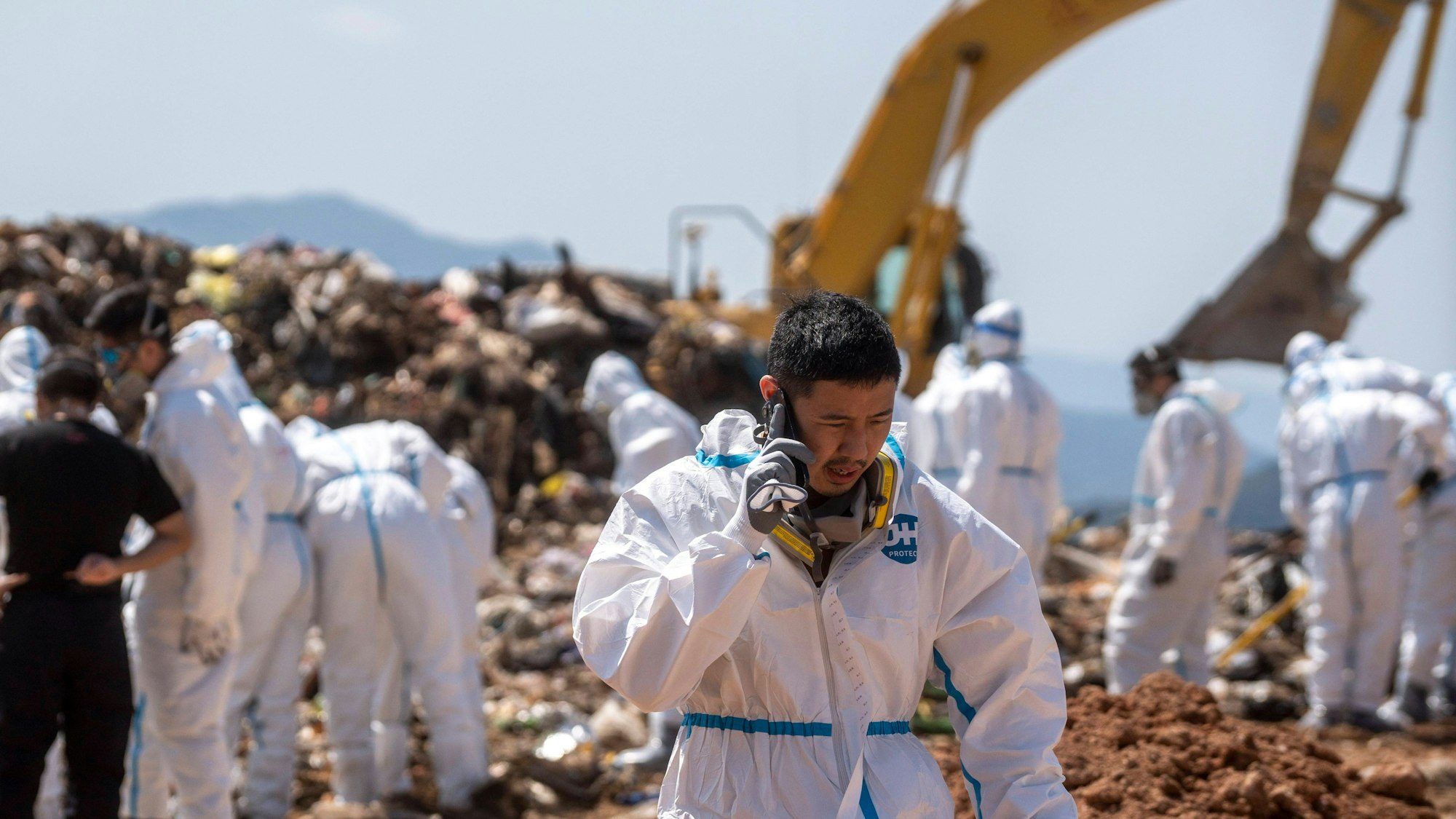 Die Polizei von Hongkong durchsucht eine Müllhalde.