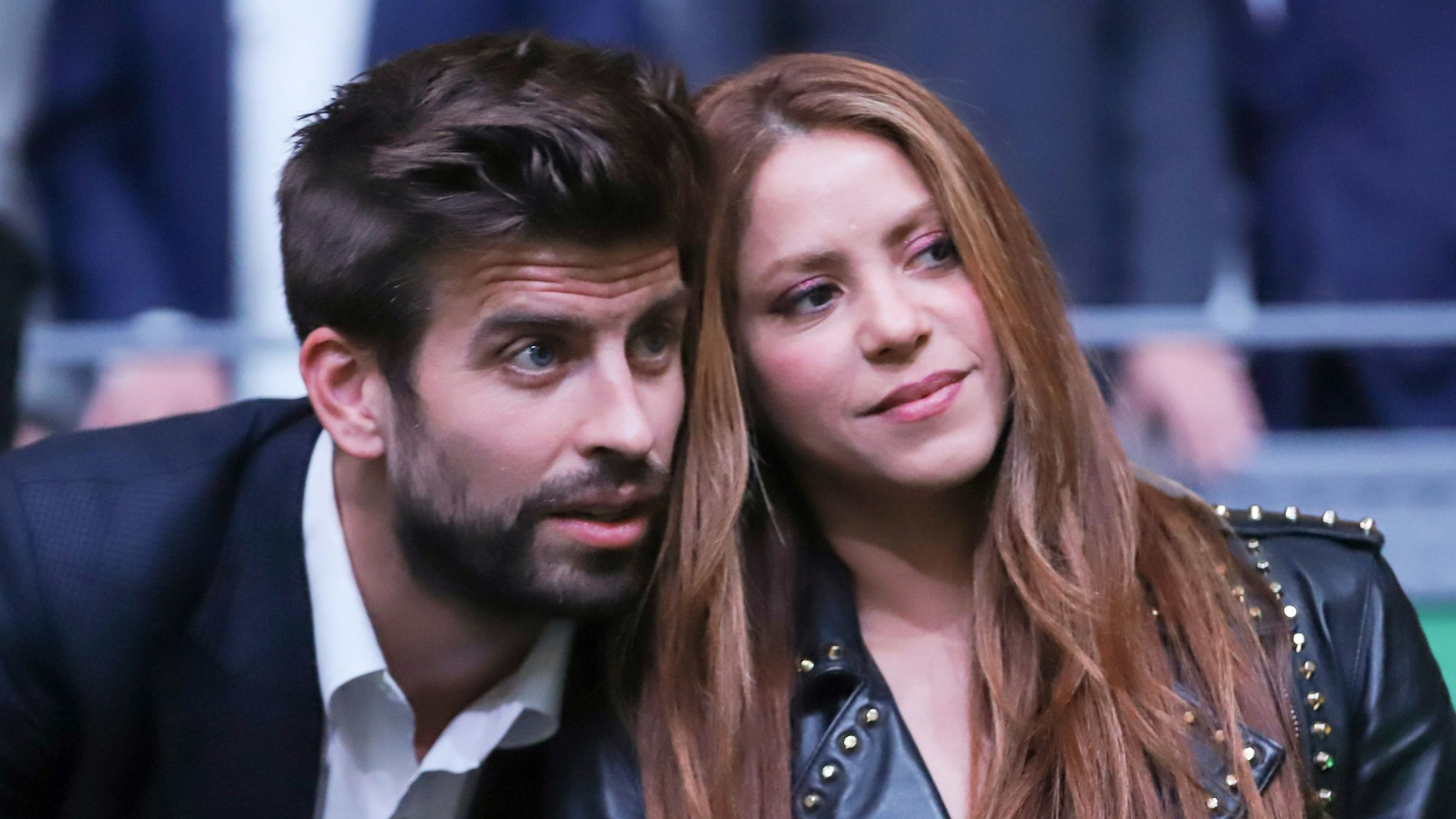 Shakira, Sängerin aus Kolumbien, und Gerard Pique, Fußballspieler des FC Barcelona, sehen sich das Spiel des spanischen Tennisspielers R. Nadal gegen den Kanadier D. Shapovalov beim letzten Tennisspiel zwischen Kanada und Spanien im Davis Cup Madrid Finalturnier in der Magic Box an.