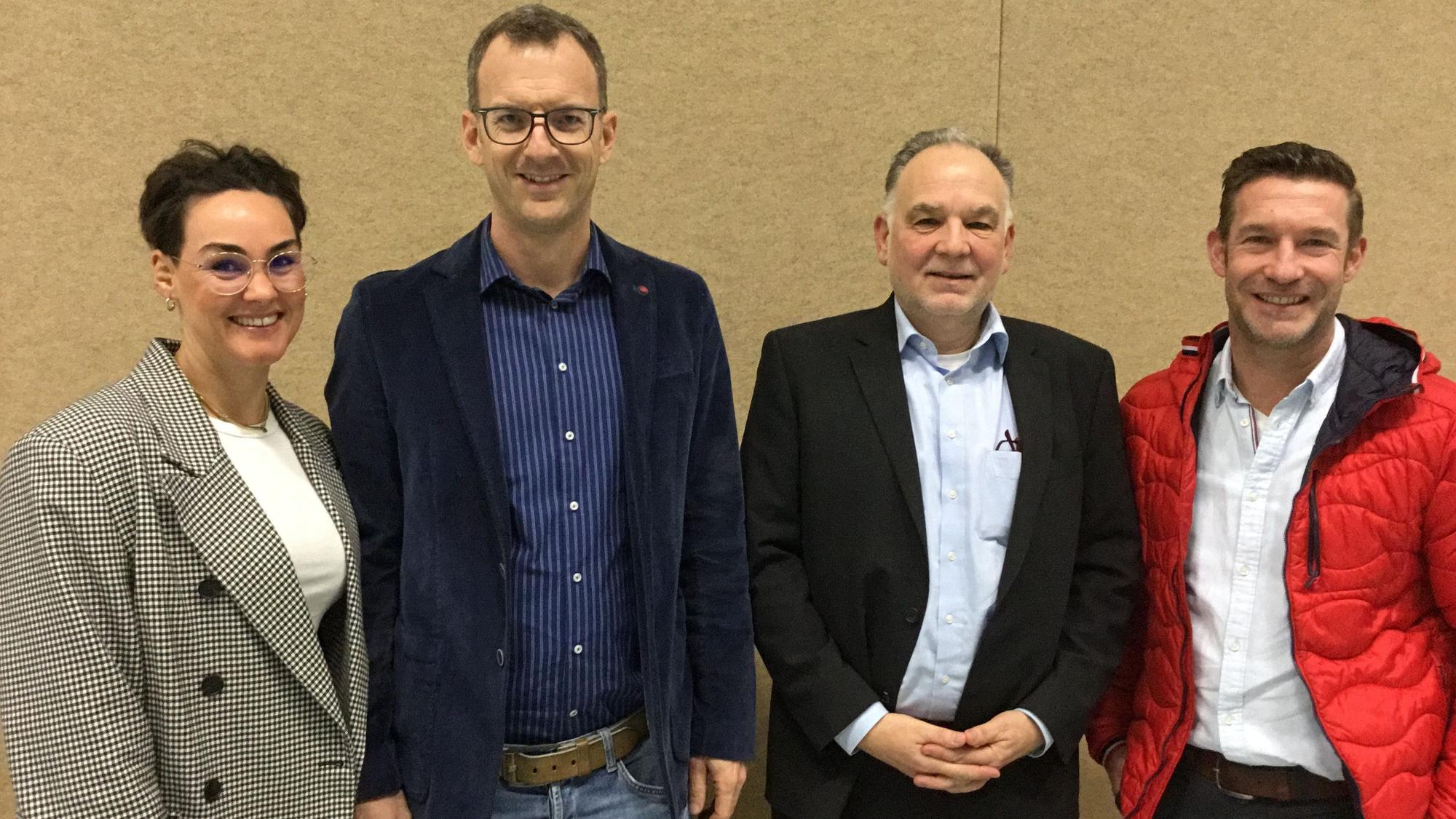 Oliver Engelbertz, Markus Höck, Peter Altenrath und Hannah Hellmann stehen vor einer Wand.