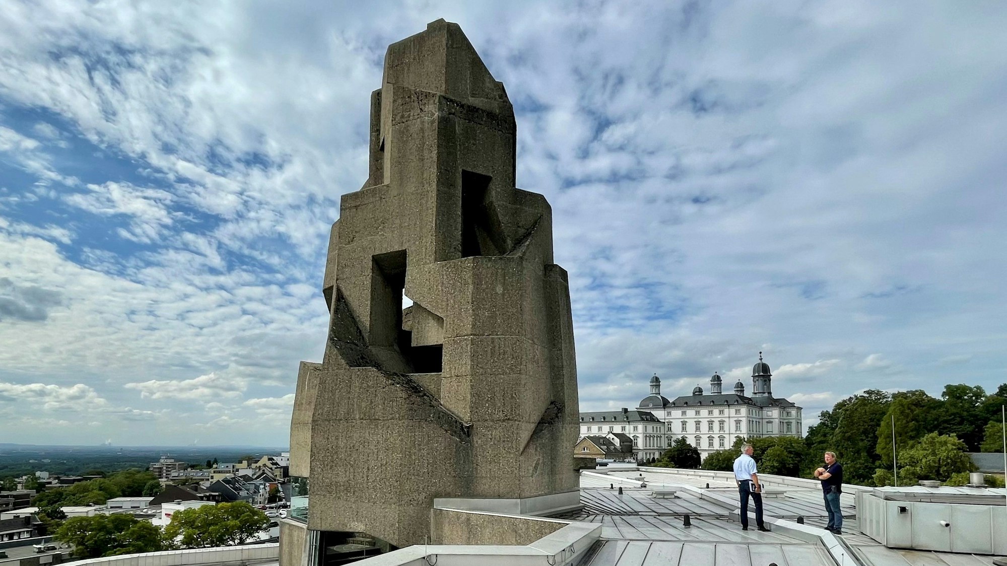 Dettlef Rockenberg steht mit dem Hausmeister auf dem Dach des Bensberger Rathauses.