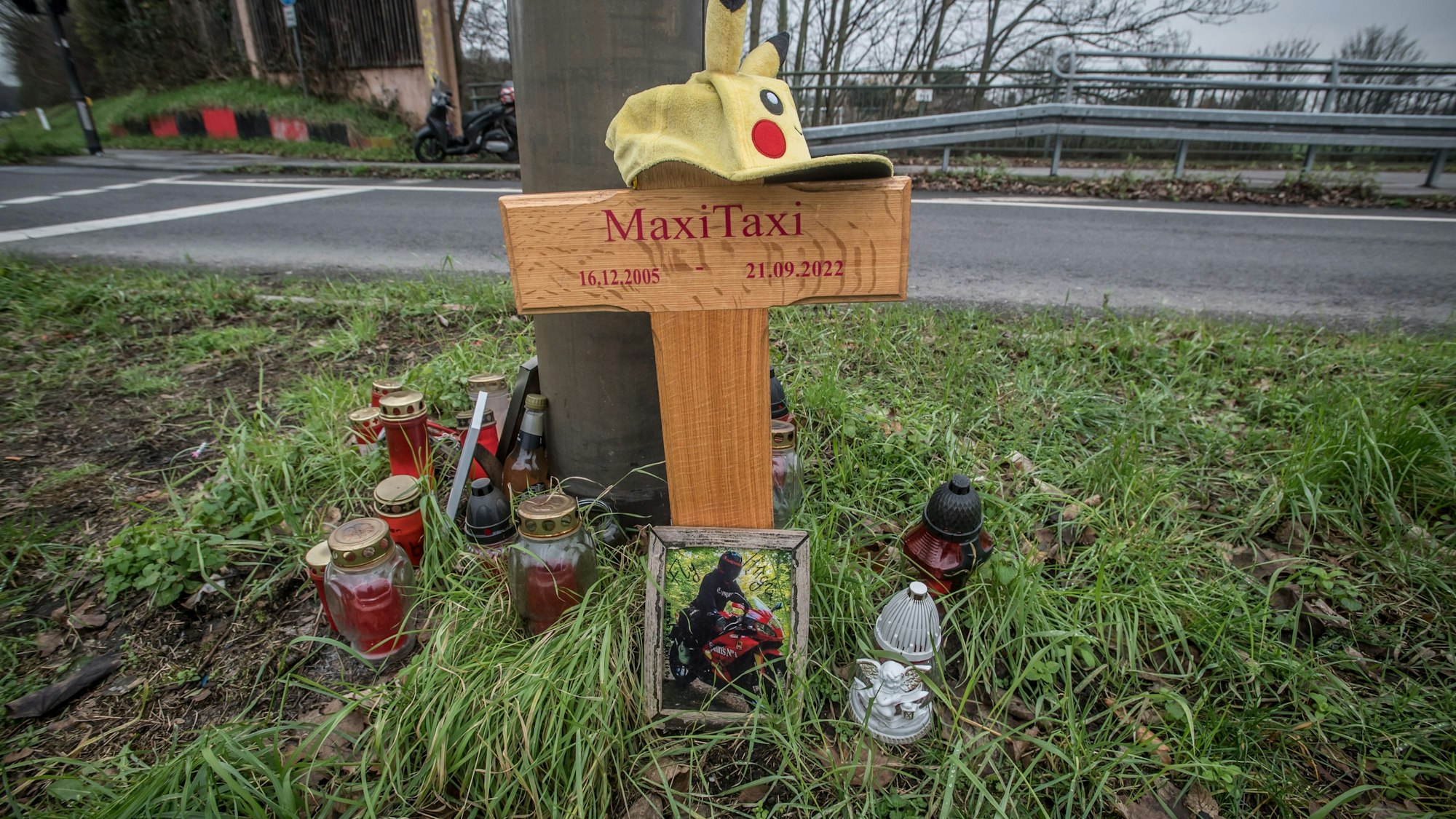 Kreuz am Straßenrand