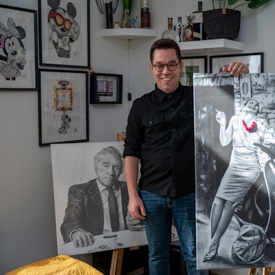 Fabio Dal Pos steht bei sich zuhause neben einer Staffelei mit einem seiner Bilder.