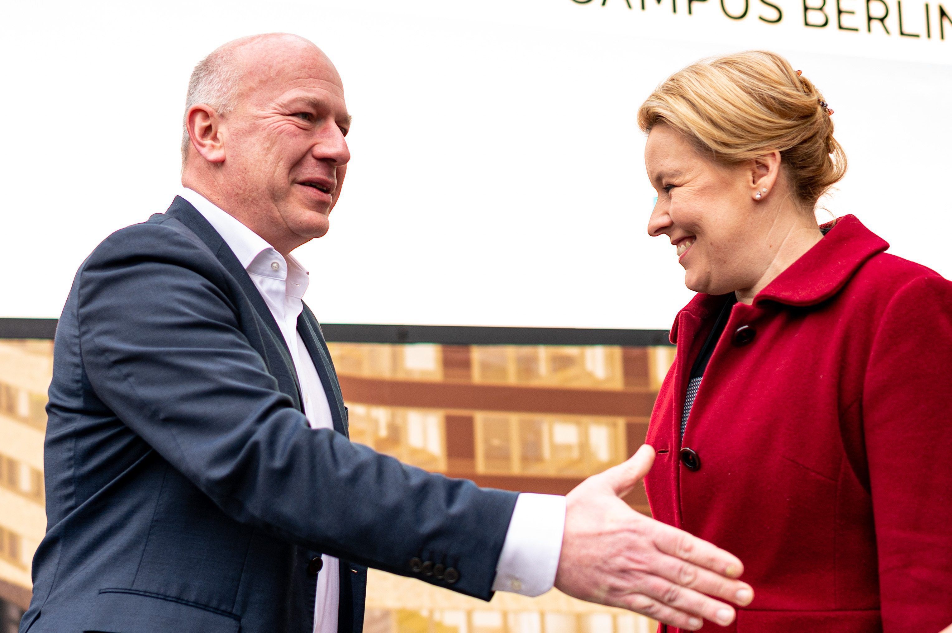 Franziska Giffey (SPD), Regierende Bürgermeisterin von Berlin, und Kai Wegner, Spitzenkandidat der CDU, stehen sich breit grinsend gegenüber.
