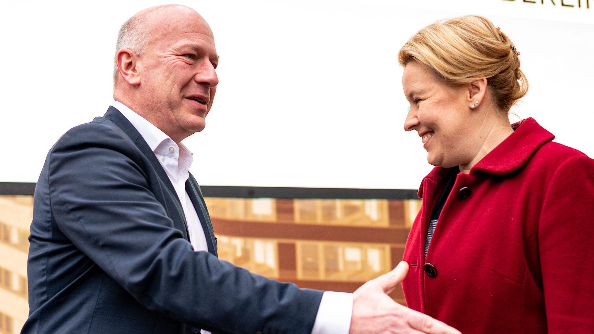 Franziska Giffey (SPD), Regierende Bürgermeisterin von Berlin, und Kai Wegner, Spitzenkandidat der CDU, stehen sich breit grinsend gegenüber.