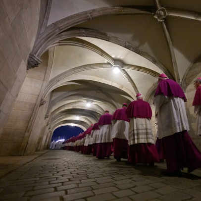 Die deutschen Bischöfe auf dem Weg zu einem Gottesdienst in der ehemaligen Hofkirche, der heutigen Kathedrale des Bistums Dresden-Meißen.