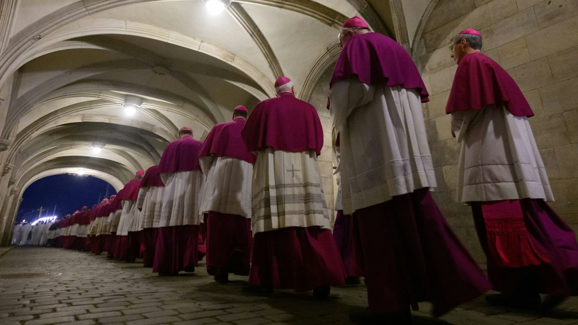 Die deutschen Bischöfe auf dem Weg zu einem Gottesdienst in der ehemaligen Hofkirche, der heutigen Kathedrale des Bistums Dresden-Meißen.