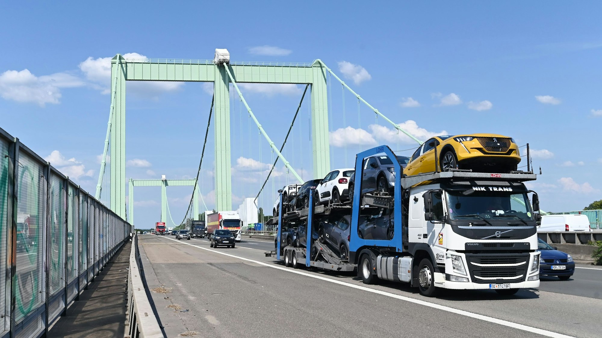 Die Rodenkirchener Brücke im Kölner Süden