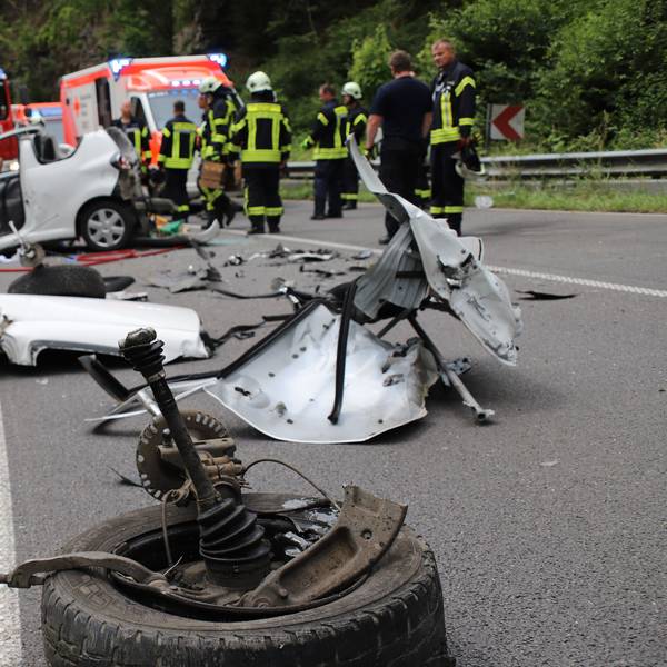Bei einem Frontalzusammenstoß im Bröltal ist eine Frau schwer verletzt worden, sie war eingeklemmt und musste von der Feuerwehr befreit werden.