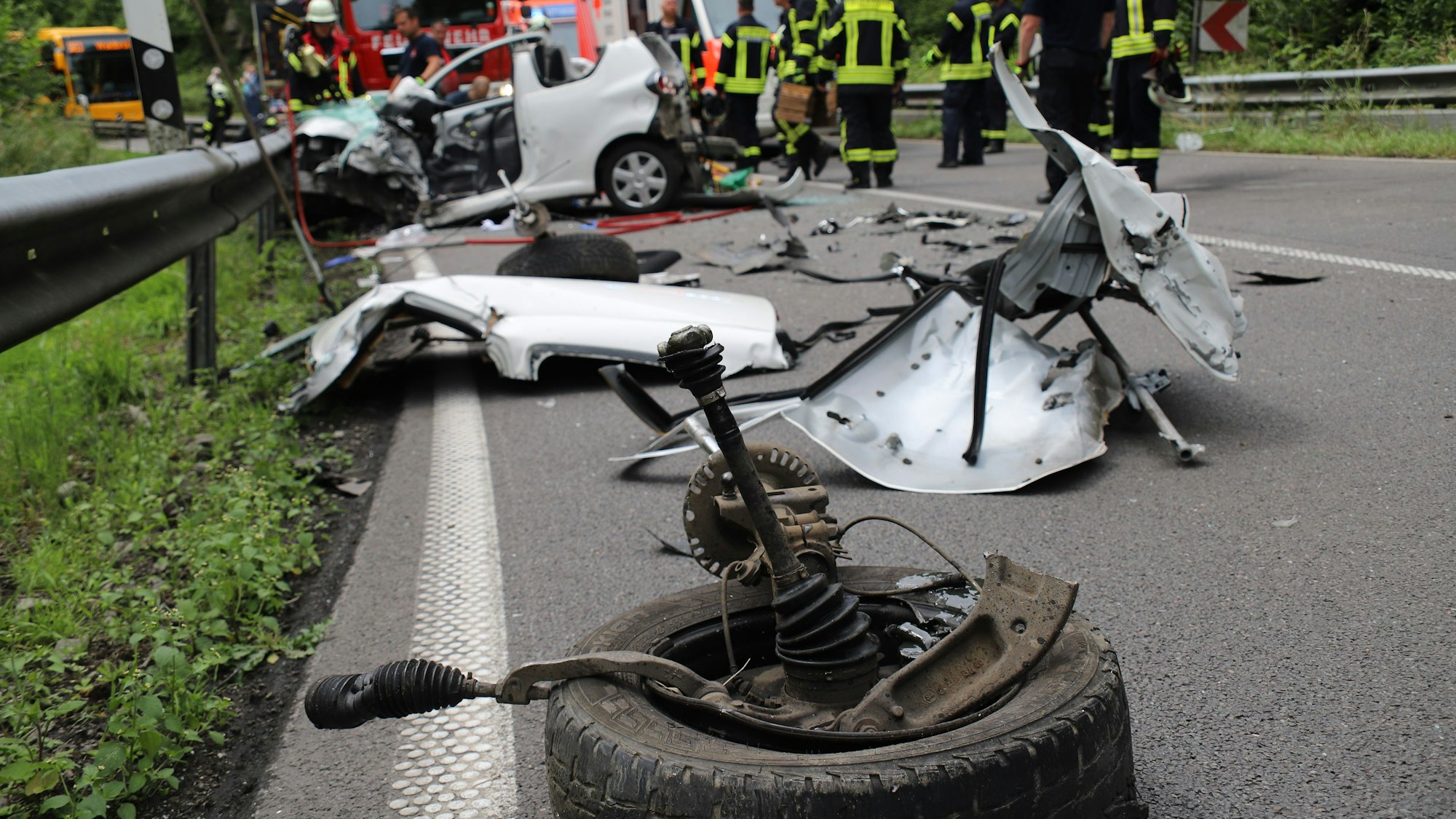 Bei einem Frontalzusammenstoß im Bröltal ist eine Frau schwer verletzt worden, sie war eingeklemmt und musste von der Feuerwehr befreit werden.
