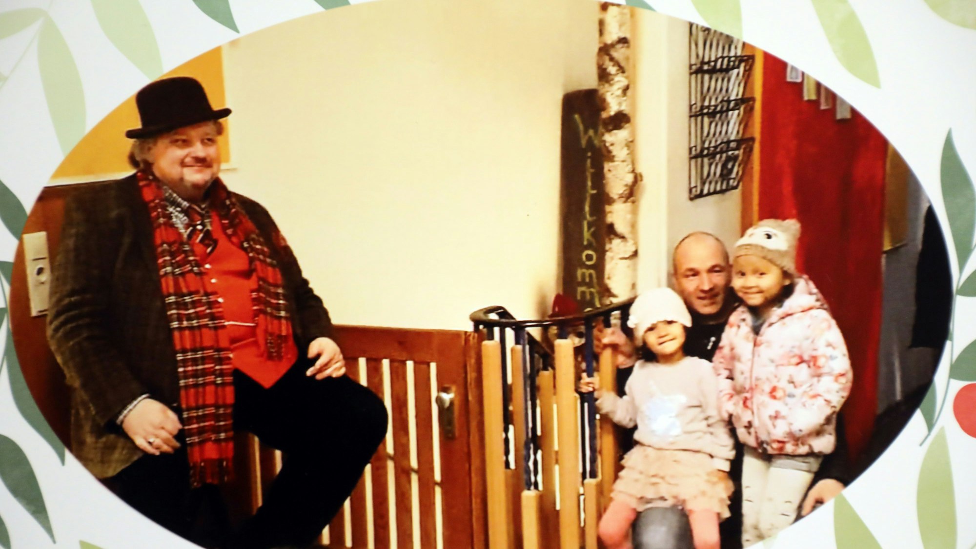 Papa Marc mit den Töchtern Emily und Alicia beim Basar in der Ev. Kita Quirlsberg, bei dem auch „Klimpermännche“ Thomas Cüpper (l.) musizierte.