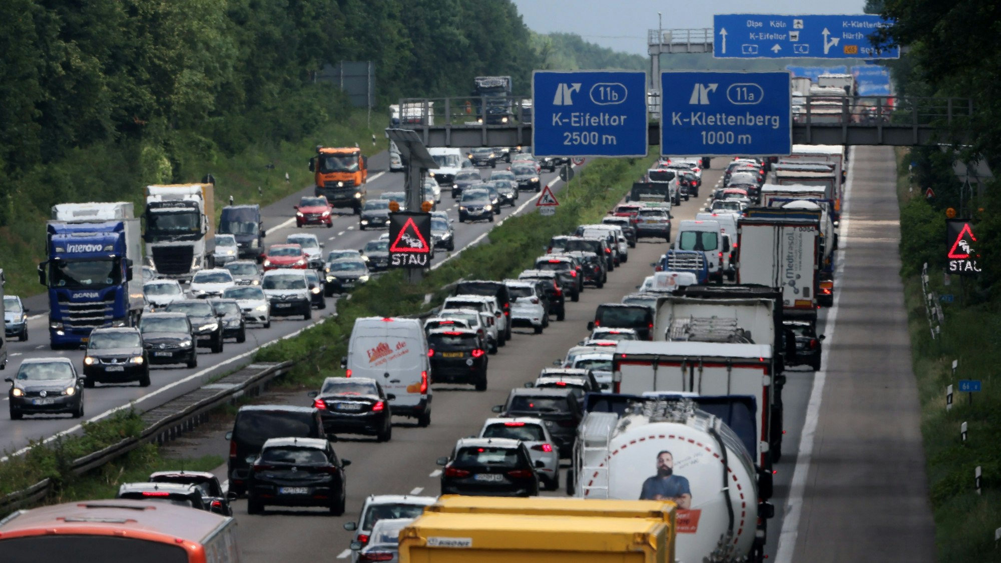 Bundesautobahn A4 im Bereich zwischen Kreuz Köln-Wet und Klettenberg zum Ferienbeginn in NRW.