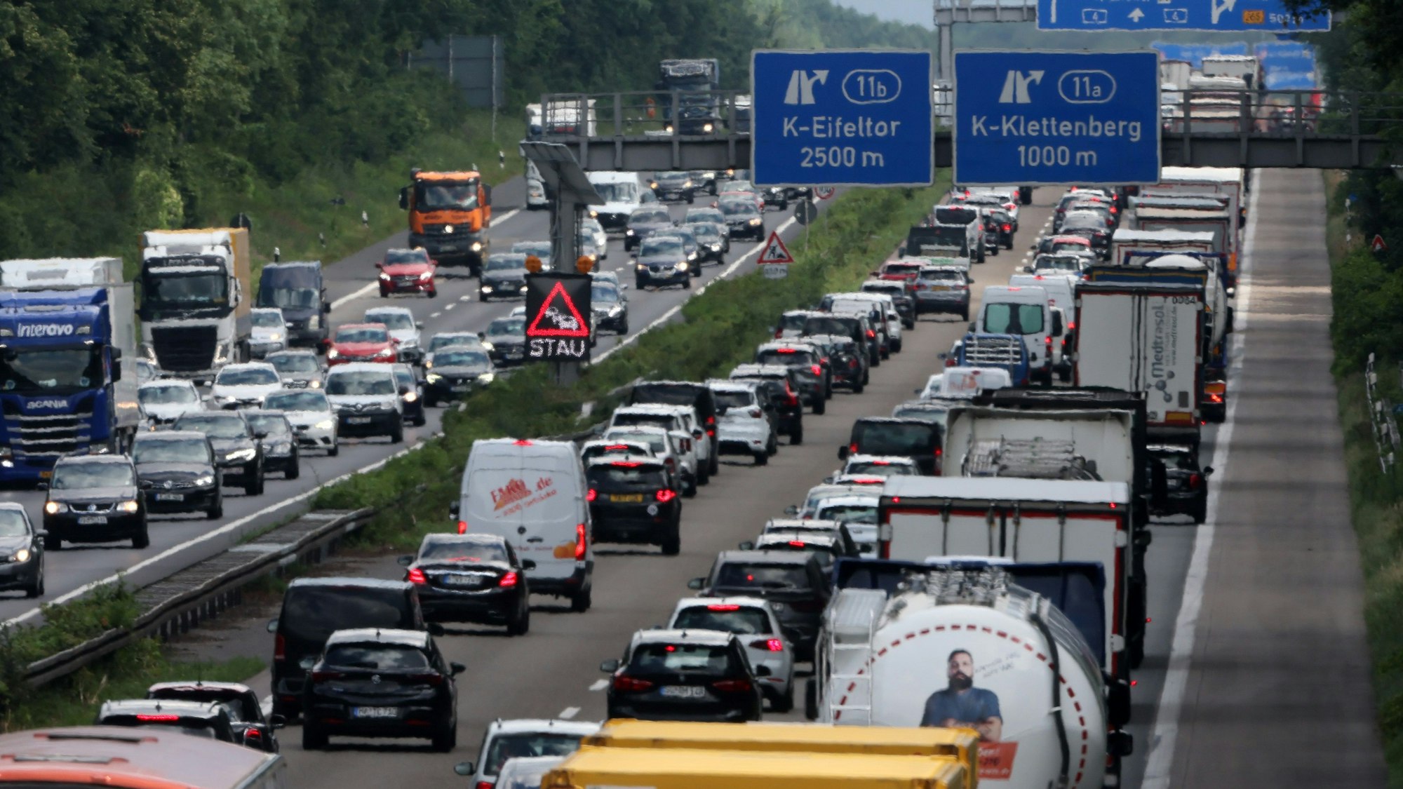 Zu sehen ist Reiseverkehr auf der Bundesautobahn A4 zwischen Kreuz Köln-West und Klettenberg.