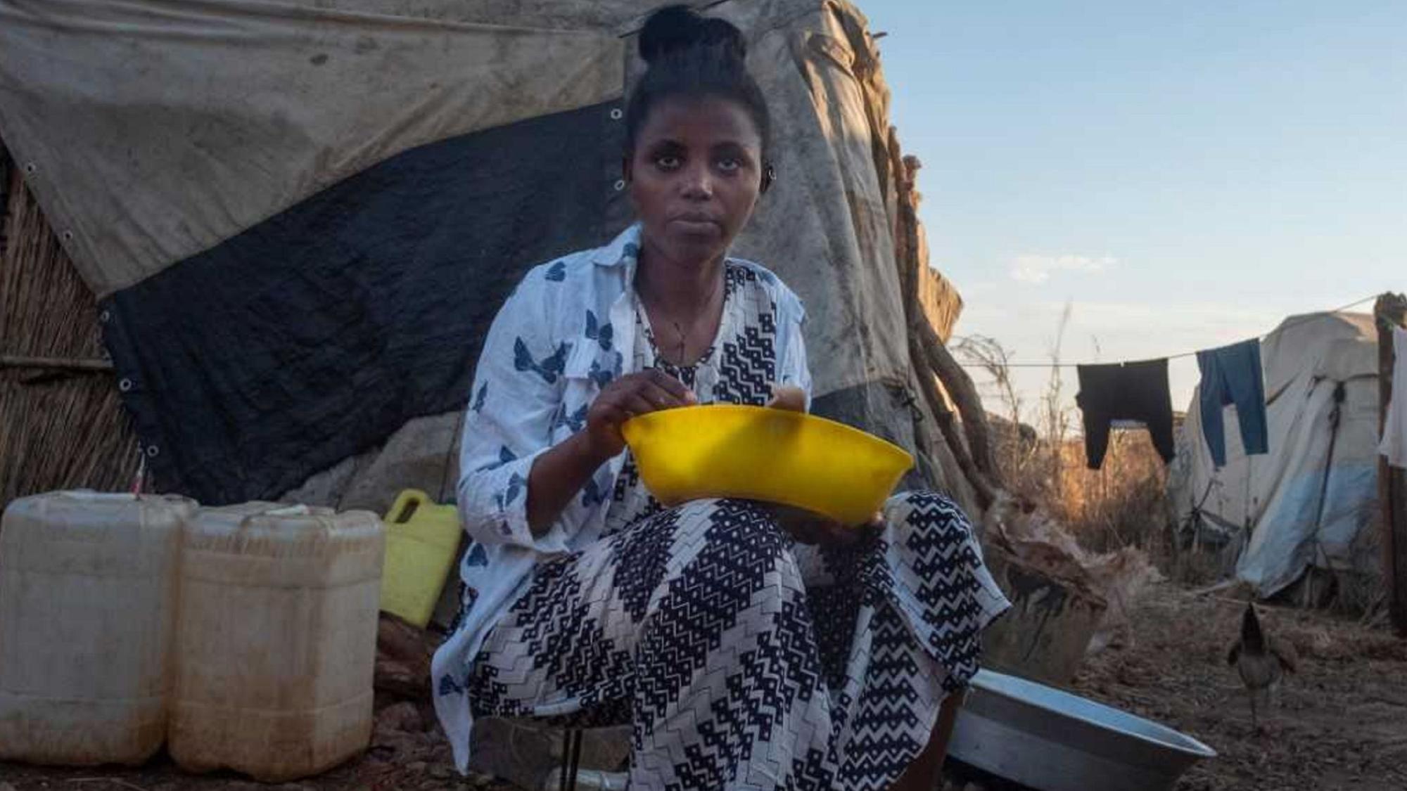 Flüchtlingsmädchen im Camp Umrakuba im Sudan vor einem Zelt