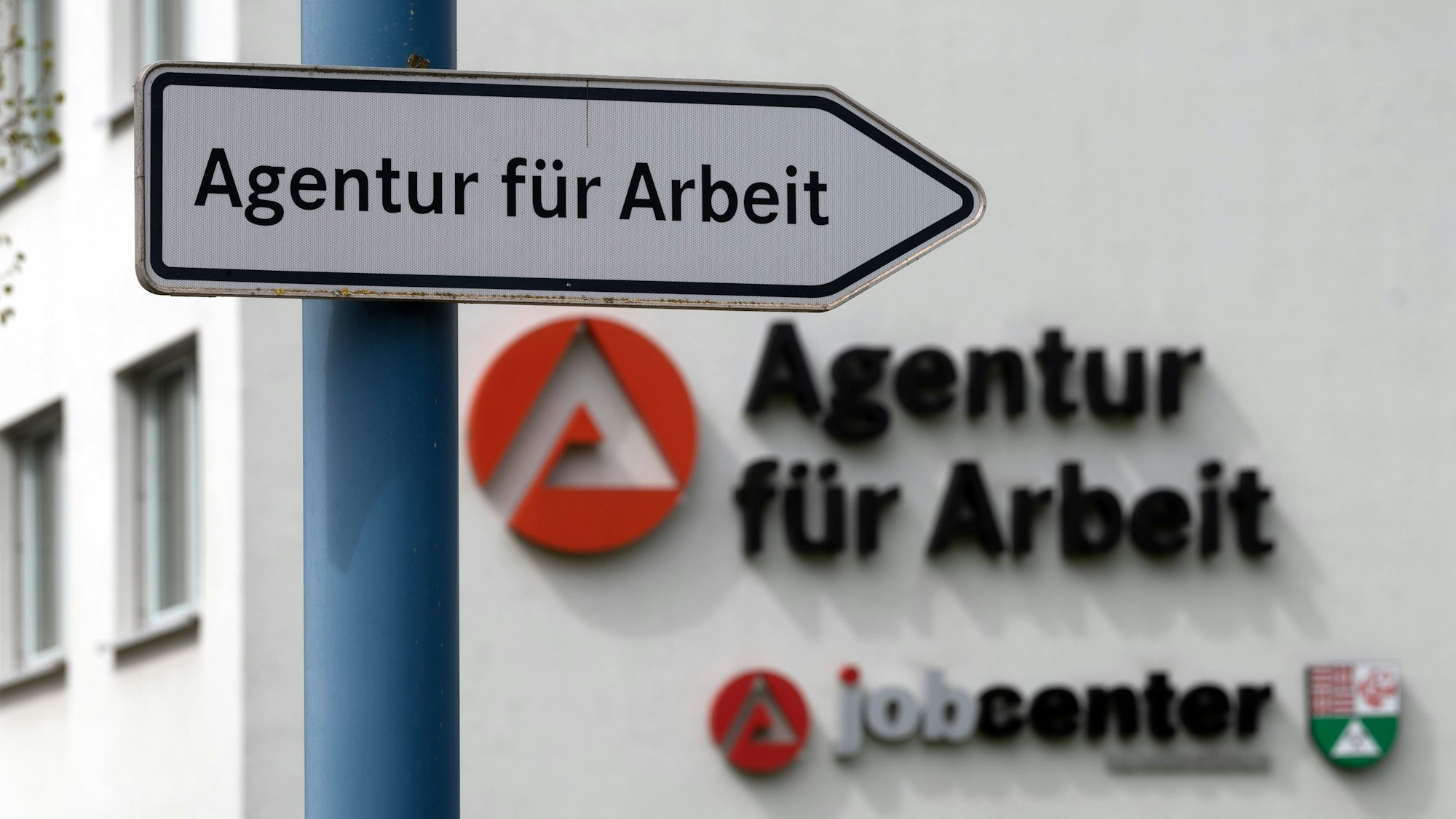 ARCHIV - 06.05.2021, Sachsen-Anhalt, Sangerhausen: Das Logo der Agentur für Arbeit ist an dem Gebäudekomplex der Behörde in Sangerhausen zu sehen. Bei der Energieversorgung, in der Arbeitswelt, bei Entscheidungen über Investitionen: Der Krieg in der Ukraine hat in der deutschen Wirtschaft alte Glaubenssätze eingerissen und neue Türen aufgestoßen. (zu dpa: «Was ein Jahr Krieg in der Wirtschaft bewegt hat - und was nicht») Foto: Hendrik Schmidt/dpa-Zentralbild/dpa +++ dpa-Bildfunk +++