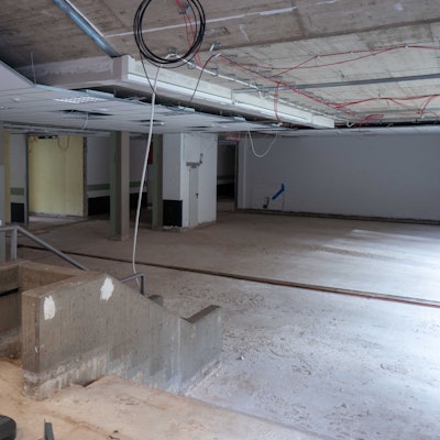 In einem Rohbau liegen in der Decke blanke Kabel.