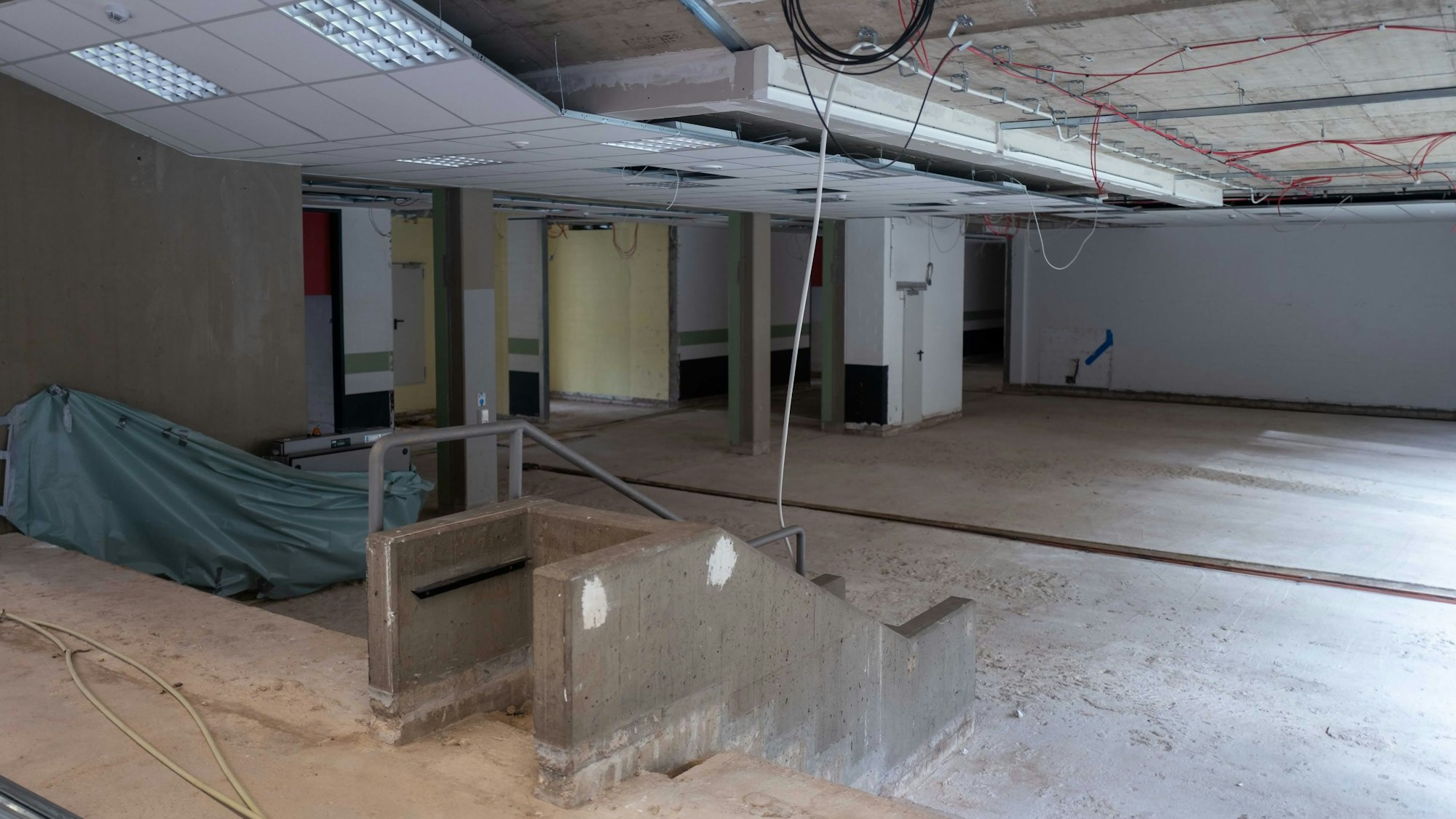 In einem Rohbau liegen in der Decke blanke Kabel.