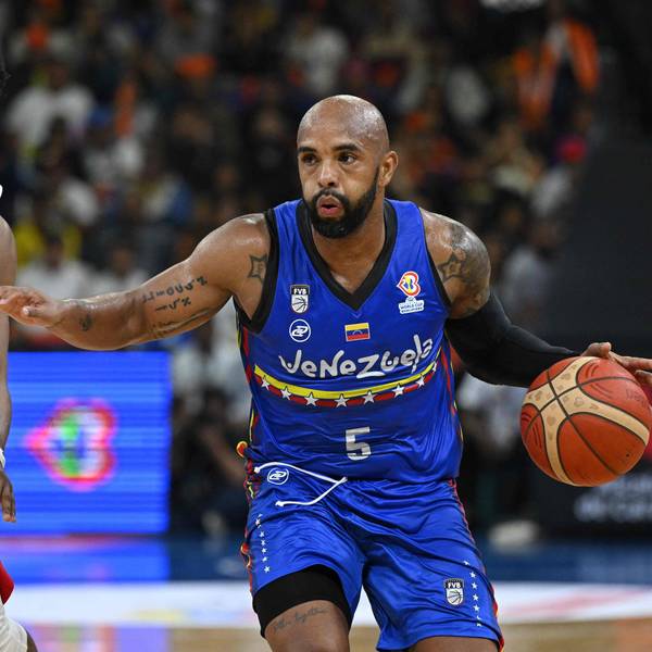 Canada's Kadre Gray (L) marks Venezuela's Gregory Vargas during their FIBA Basketball World Cup 2023 Americas qualifiers match at the Poliedro in Caracas , on February 26, 2023. - fouls (Photo by Federico PARRA / AFP)