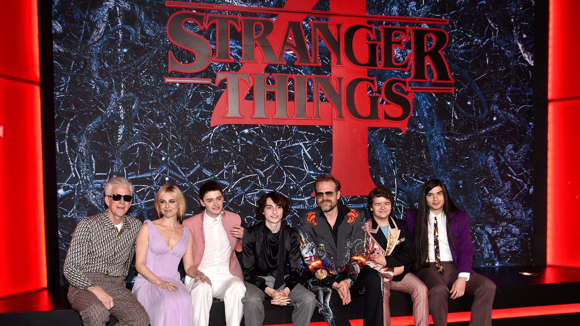 Matthew Modine (l-r), Cara Buono, Noah Schnapp, Finn Wolfhard, David Harbour, Gaten Matarazzo und Eduardo Franco posieren zusammen bei der Premiere der vierten Staffel von ´Stranger Things» in den Netflix Studios Brooklyn.