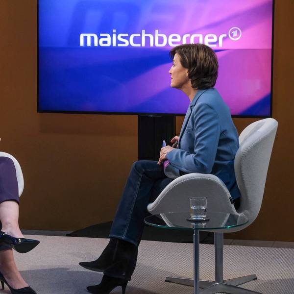 Annalena Baerbock (Bundesaußenministerin, B'90/Die Grünen) im Gespräch mit Moderatorin Sandra Maischberger.