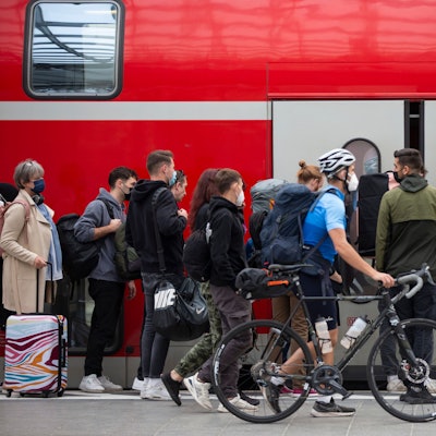 Fahrgäste steigen am Kölner Hauptbahnhof in einen Zug ein. (Archivbild)