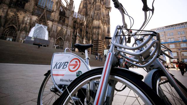 Ein Leihfahrrad der Kölner Verkehrs-Betriebe (KVB) steht vor dem Kölner Dom.