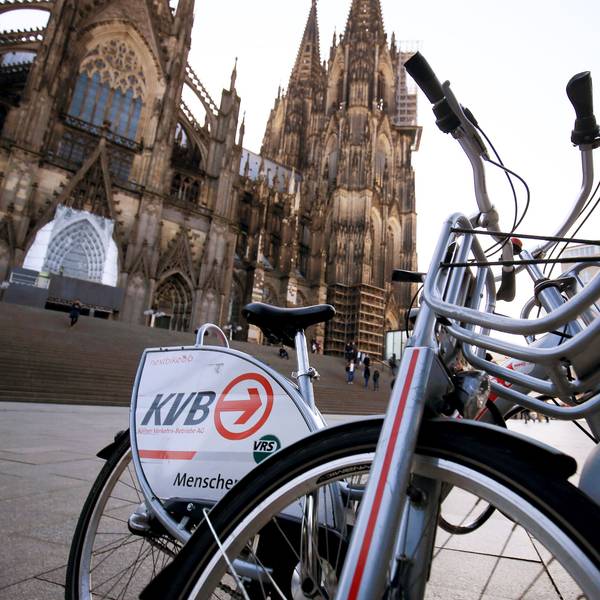 Ein Leihfahrrad der Kölner Verkehrs-Betriebe (KVB) steht vor dem Kölner Dom.