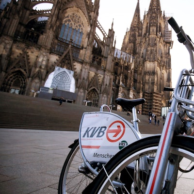 Ein Leihfahrrad der Kölner Verkehrs-Betriebe (KVB) steht vor dem Kölner Dom.
