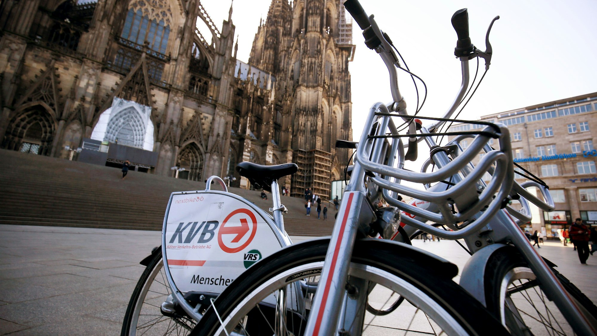 Leihfahrräder der Kölner Verkehrs-Betriebe (KVB) vor dem Dom
