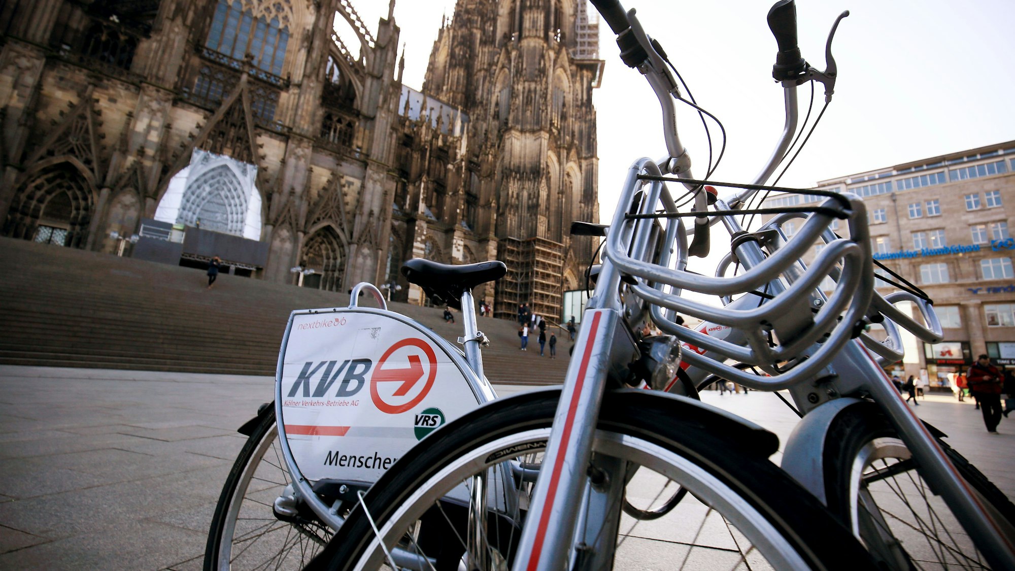 Leihfahrräder der Kölner Verkehrs-Betriebe (KVB) stehen vor dem Kölner Dom. (Archivfoto)