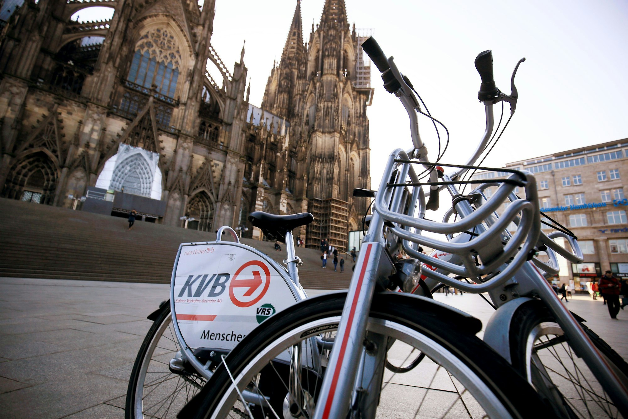 Ein Leihfahrrad der Kölner Verkehrs-Betriebe (KVB) steht vor dem Kölner Dom.