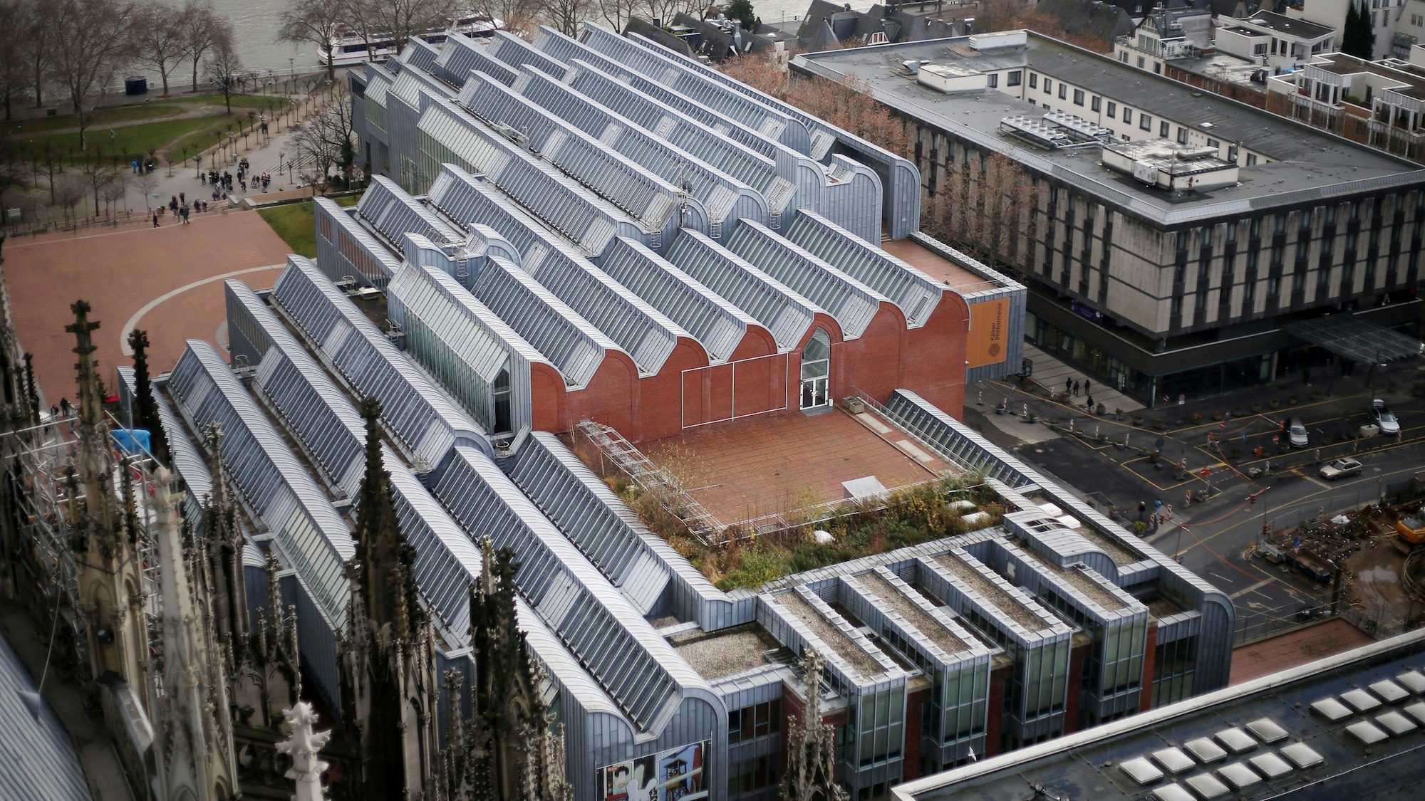 Das Museum Ludwig und die Philharmonie fotografiert vom Dom aus.