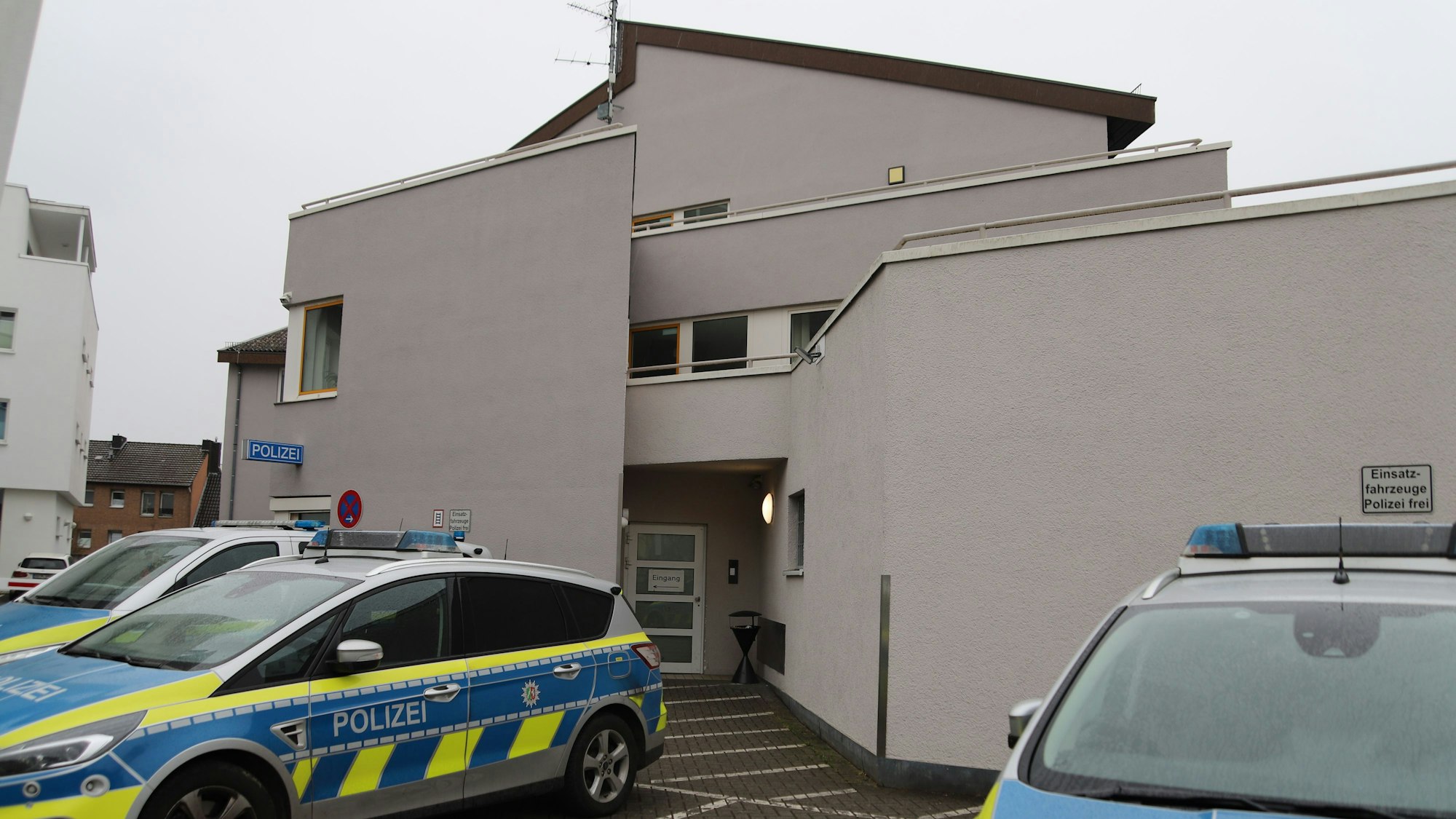 Die Polizeiwache in Troisdorf. Vor dem Gebäude stehen Wagen der Polizei.