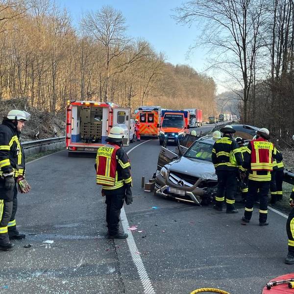 Feuerwehrleute am Unfallort.