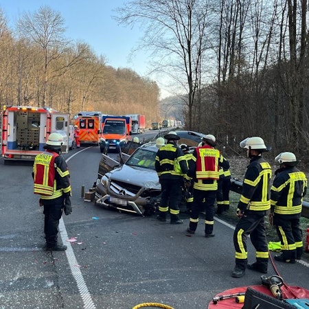 Feuerwehrleute am Unfallort.