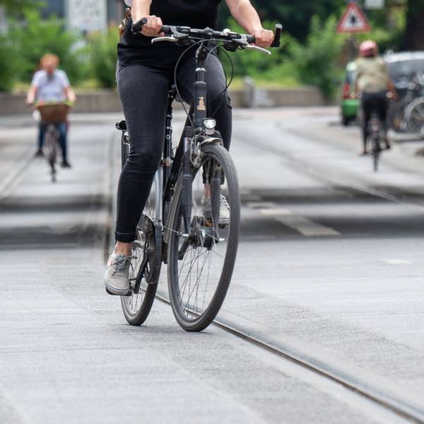 Eine Fahrradfahrerin auf der Zülpicher Straße zwischen Mensa und Zülpicher Wall.