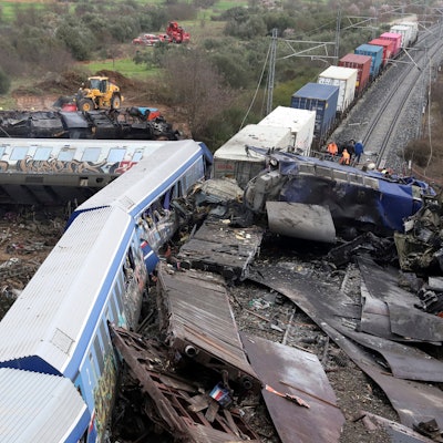 Zugtrümmer liegen auf und neben den Schienen. Die ersten Waggons beider Züge liegen im 90-Grad-Winkel abgeknickt neben der Strecke.
