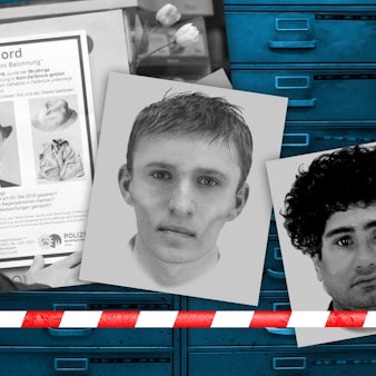 Ein Polizist hängt das Fahndungsplakat im Fall Hahn in Dellbrück auf. Daneben sind in einer Collage die Phantombilder der beiden Gesuchten zu sehen.