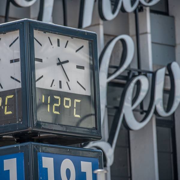 Hitze in der Leverkusener Innenstadt. Ein Thermometer zeigt 42°C.