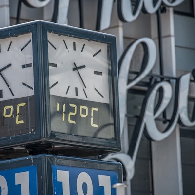 Hitze in der Leverkusener Innenstadt. Ein Thermometer zeigt 42°C.