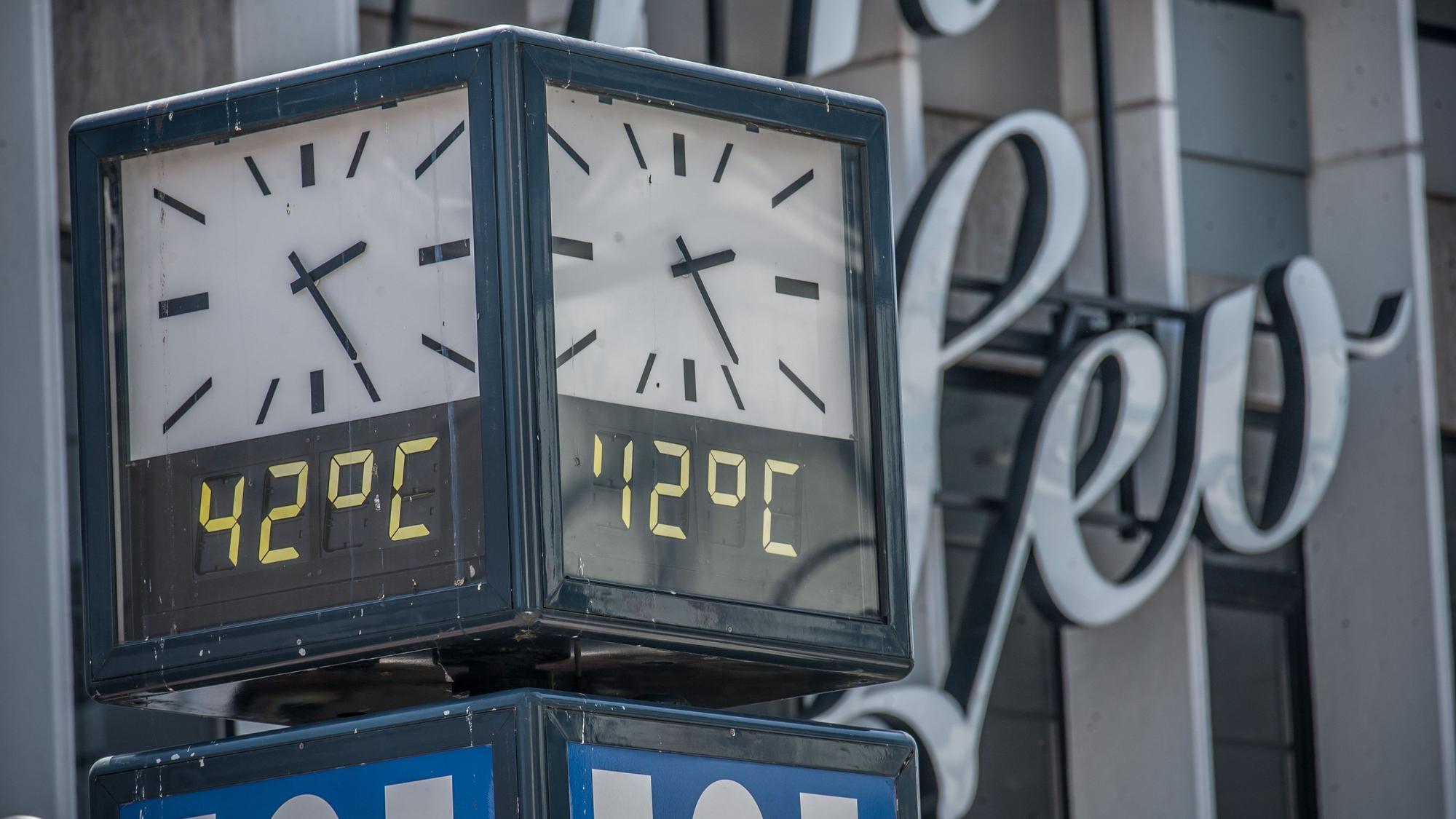 Hitze in der Leverkusener Innenstadt. Ein Thermometer zeigt 42°C.