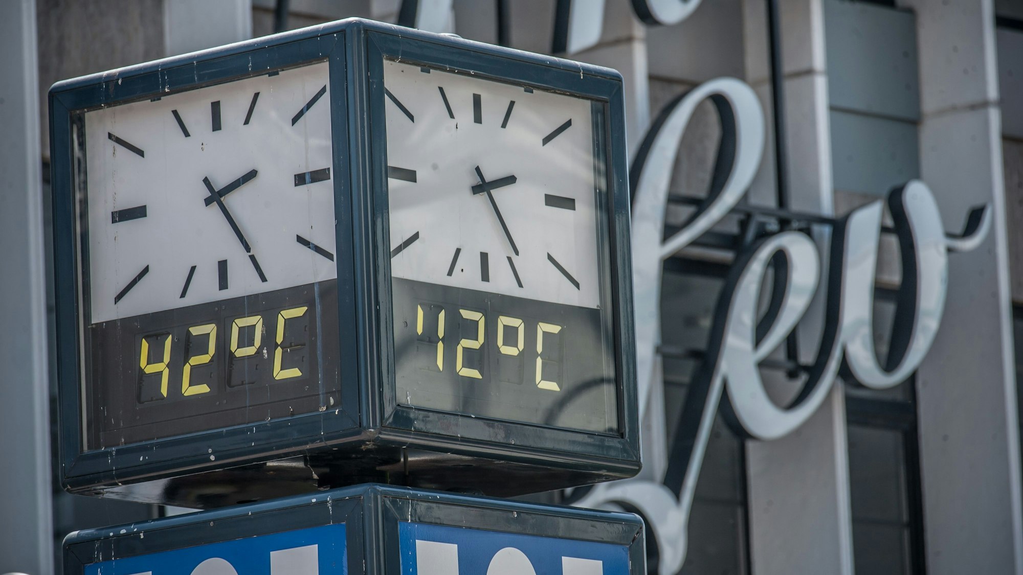 Hitze in der Leverkusener Innenstadt. Ein Thermometer zeigt 42°C.