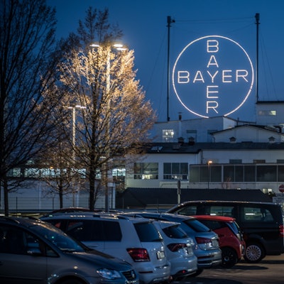 Das Bayer-Kreuz bei Nacht