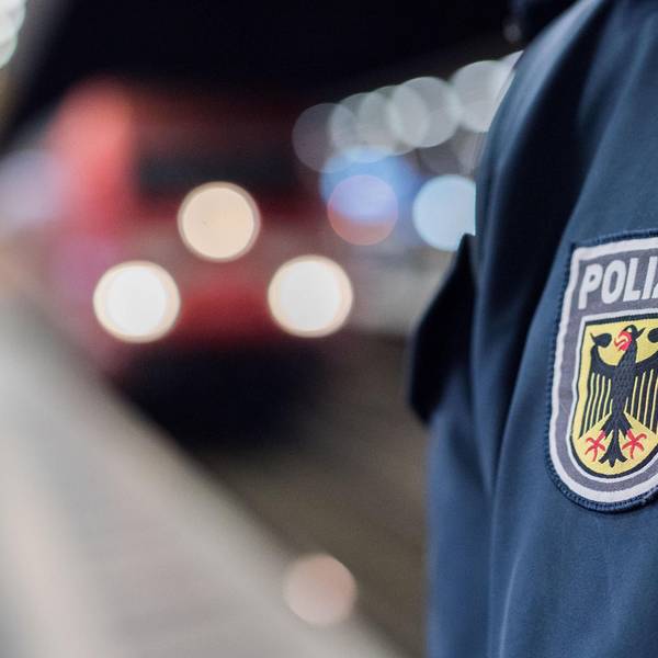 Ein Beamter der Bundespolizei steht am Bahnsteig,